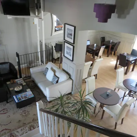Crescent Garden House Bed and Breakfast 5*