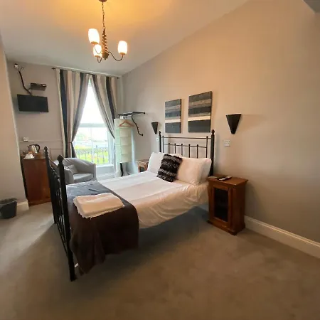 Crescent Garden House Bed and Breakfast Γουίτμπι