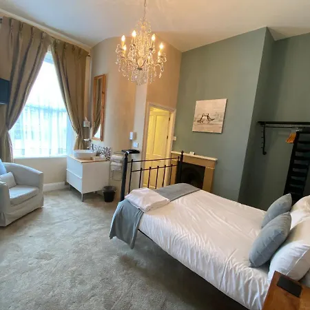 Crescent Garden House Bed and Breakfast 5*