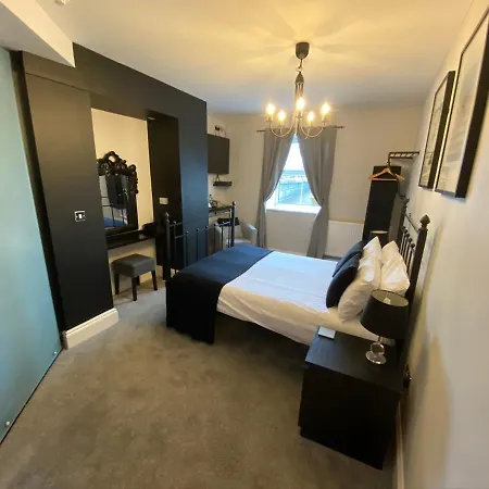 Crescent Garden House Bed and Breakfast Γουίτμπι